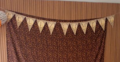 Imagen de Fondo mesa de torta y banderines animal print